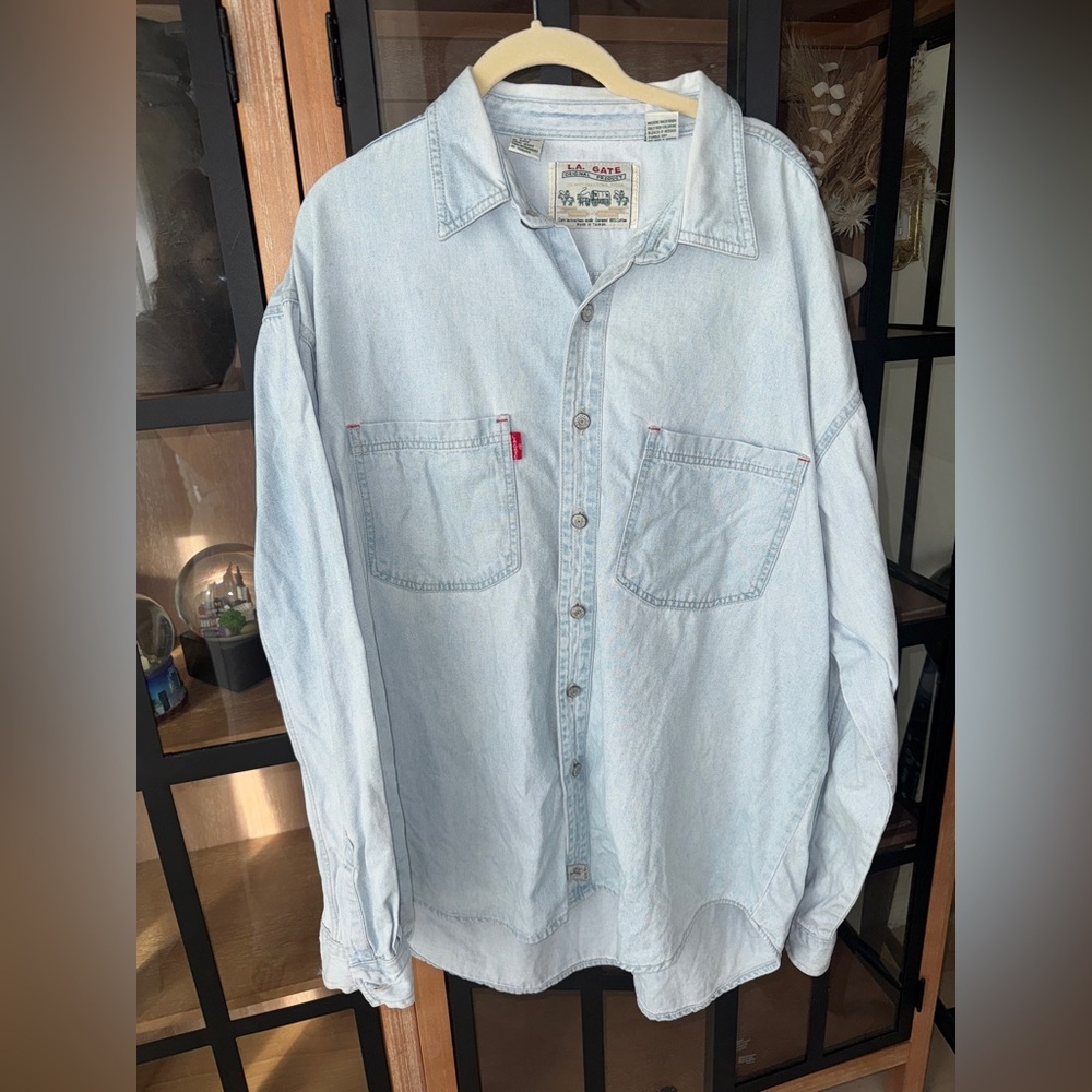 Vintage 90s L.A. Gate Light Wash Denim Button Down Shirt Chambray long sleeve